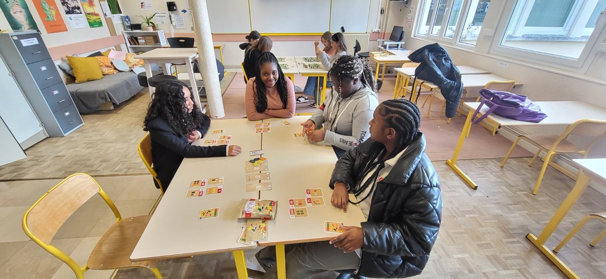 Lycee_Commentry's tweet photo. La  classe flexible étend son champs d'action en accueillant un atelier  jeux de société. En place tous les vendredis de 12h45 à  13h15. Une occasion de passer un midi sans téléphone... Les élèves sont  assidus et prennent plaisir à découvrir de nouveaux jeux très  conviviaux. https://t.co/bVRVsuIhst
