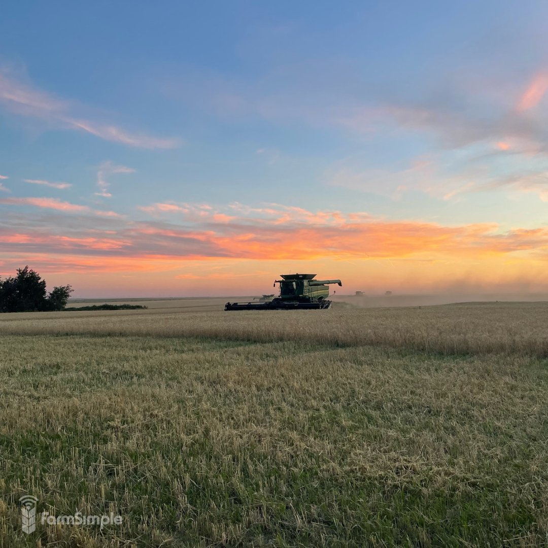 Raise your hand if you're missing harvest! 🙋‍♀️

📷Tilynn Petersen
📍Goodland, Kansas

#FarmSimpleFriday #AgTwitter #AgX #harvest #johndeere #farmphotos