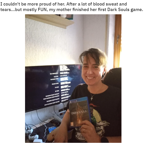 'Onunla daha fazla gurur duyamazdım... Çokça kan, ter ve gözyaşından (daha çok eğlenceden) sonra annem ilk Dark Souls oyununu bitirdi' 🥹
