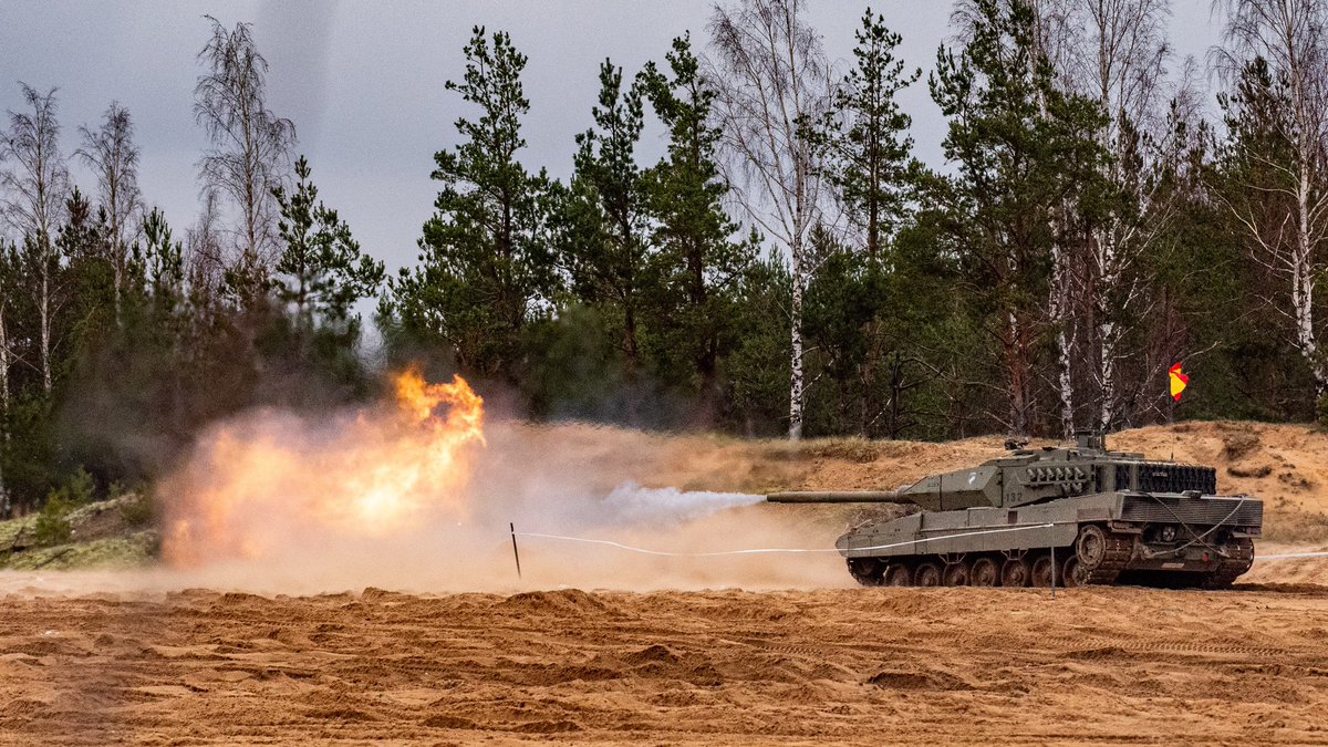 EMADmde's tweet photo. el Contingente Español eFP brilla en el #IronSpear 2023 @NATO. España primera y segunda en la competición de carros de combate y tercera en vehículos de combate entre 30 equipos, podio🏆: 🥇🇪🇸 🥈🇪🇸 🥉🇩🇪 en carros de combate, y 🥇🇺🇸 🥈🇳🇱 🥉🇪🇸 en VCI. @eFPBGLatvia #MOPS https://t.co/0IboD0Feta