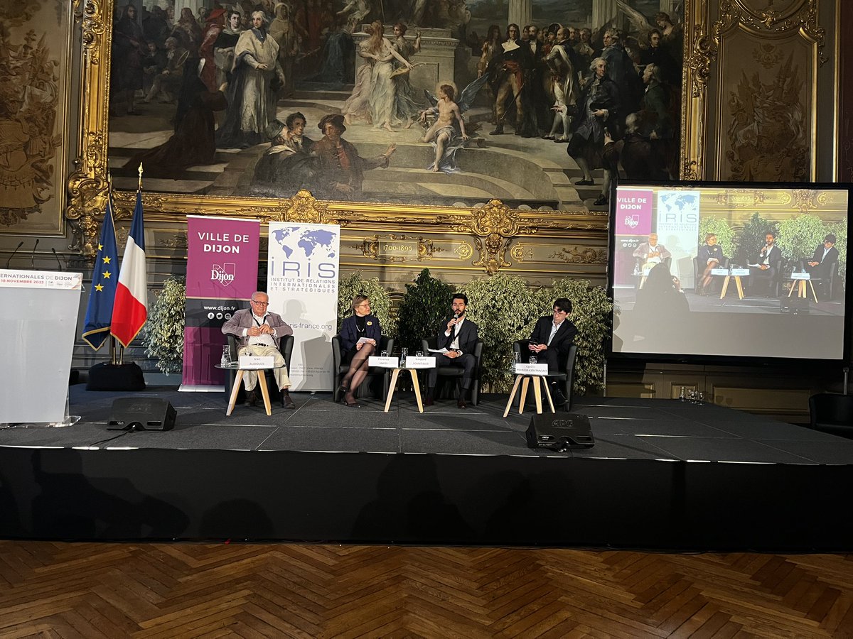 #Internationales de <a href="/dijon/">Ville de Dijon</a> Début de la table ronde « Océan et spatial : nouveaux espaces de conquêtes et rivalités géopolitiques » avec <a href="/audouze1/">AUDOUZE Jean</a> <a href="/CNRS/">CNRS 🌍</a>, Cyrille Poirier-Coutansais <a href="/CESMMarine/">CESM</a>, Florence Smits <a href="/education_gouv/">Ministère Éducation nationale</a> et Gaspard Schnitzler <a href="/InstitutIRIS/">IRIS</a>