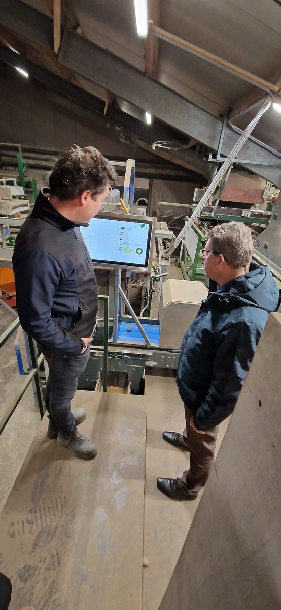 RobertteBeest's tweet image. Vanmiddag werkbezoek gebracht aan innovatief agrarisch bedrijf Barendregt Agro @johanbarendregt in Schermerhorn @gemeentealkmaar. Top ondernemer met boeiende gesprekken van aardappels tot artificial intelligence toepassingen in de sector #AgrarischeEconomie 
 #DagVanDeOndernemer