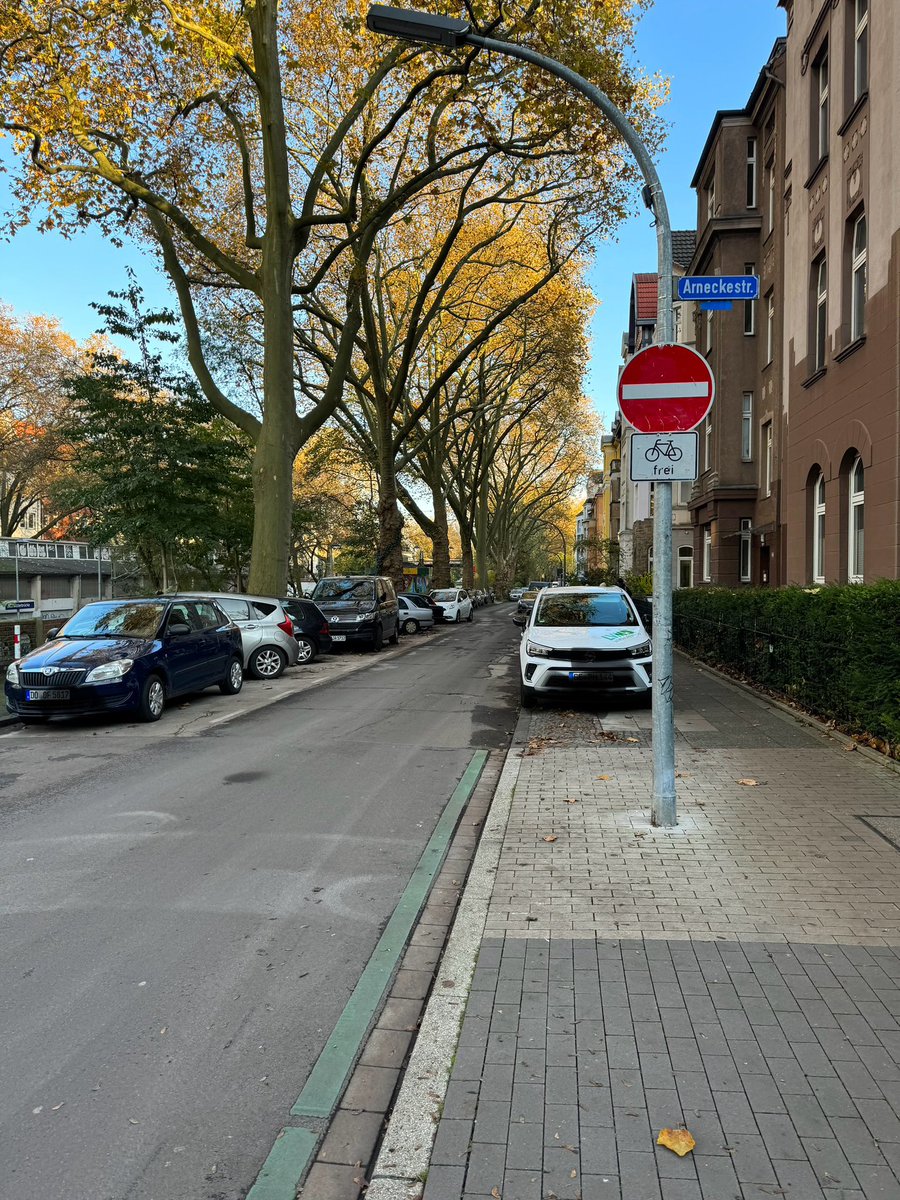 ADFCNRW's tweet photo. Der ADFC Dortmund hat einen schnelleren Ausbau des Radschnellwegs Ruhr @RS1 gefordert. Unterstützt wurden sie von den Landesvorstandsmitgliedern Verena Reuter und Jürgen Heidenreich. Morgen um 13 Uhr demonstrieren wir am Bahnhof in @StadtFrechen für RS1 bis RS7. https://t.co/UTb2OjlOdH