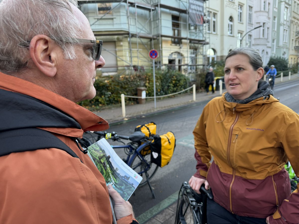 ADFCNRW's tweet photo. Der ADFC Dortmund hat einen schnelleren Ausbau des Radschnellwegs Ruhr @RS1 gefordert. Unterstützt wurden sie von den Landesvorstandsmitgliedern Verena Reuter und Jürgen Heidenreich. Morgen um 13 Uhr demonstrieren wir am Bahnhof in @StadtFrechen für RS1 bis RS7. https://t.co/UTb2OjlOdH