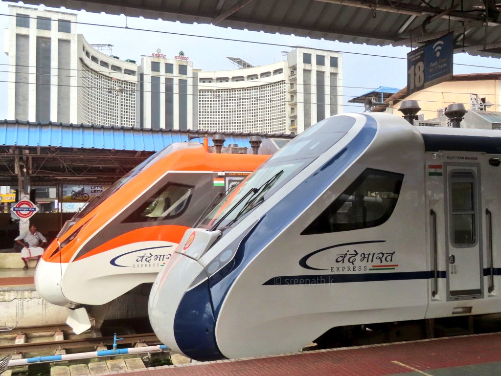 drm_tvc's tweet photo. Iconic transport #ecosystem: Thiruvananthapuram Central Railway Station with its Vande Bharat pair passing the baton and the high-tech terminal complex of @keralasrtc Central Bus Stand in the background.
#VandeBharat #Kerala #RailFanClick
#TrainSpotting #TVCSR
📸Sreenath K https://t.co/zEdgKunE0P