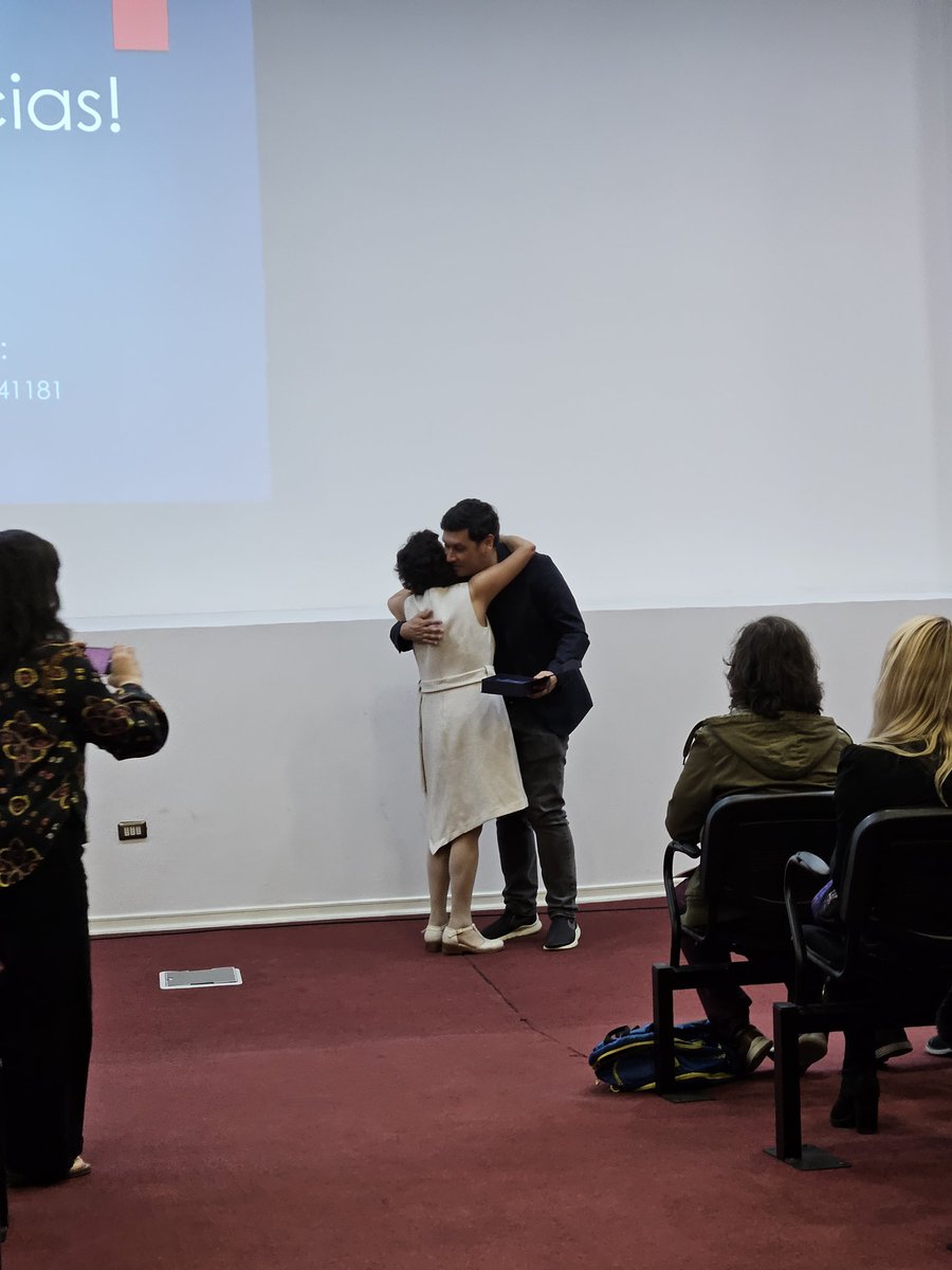A esta hora, en nuestro IX congreso, recibe el premio a la Trayectoria la Dra. M. Loreto Martínez