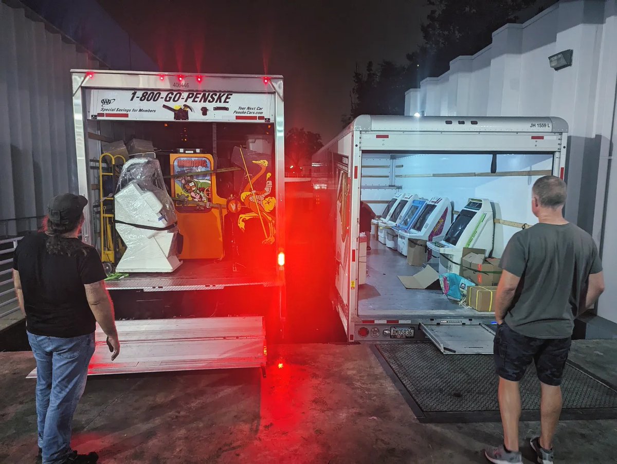 Tampa Arcade Club unloading last night. If you are in Florida come out to #FreePlayFlorida 2023 to play 20+ candy cabs with rare boards. Also, a first look at the #MARSFPGA.