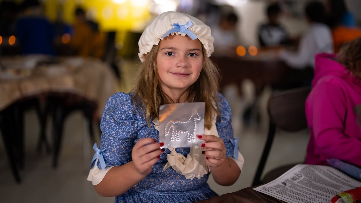 Today our 3rd grade classes are participating in Colonial Day to celebrate Thanksgiving! Students learned about life in the colonial era w/ activities including embroidery, tin punching, quill writing, designing quilt squares &amp; creating whirligig toys!

📸 bit.ly/40MAGlg