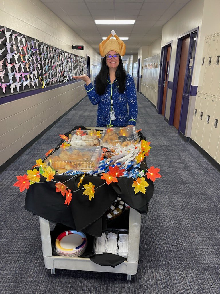 dpd81's tweet photo. #MRHSELA turkey fairies @livelolluv4ever and @sbrownlee06 delivering treats the day before Thanksgiving break 💜🫶🏻 #bettertogether #thankfulforcamerasbeinginvented #toocute @MRHSMavericks https://t.co/8Ni5A1WJbq