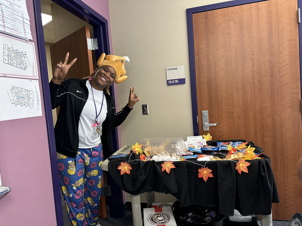 dpd81's tweet photo. #MRHSELA turkey fairies @livelolluv4ever and @sbrownlee06 delivering treats the day before Thanksgiving break 💜🫶🏻 #bettertogether #thankfulforcamerasbeinginvented #toocute @MRHSMavericks https://t.co/8Ni5A1WJbq
