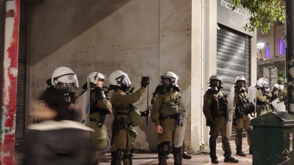 Η αστυνομία προκλητικά καταγράφει τους διαδηλωτές με την κάμερα

#Πολυτεχνειο #antireport