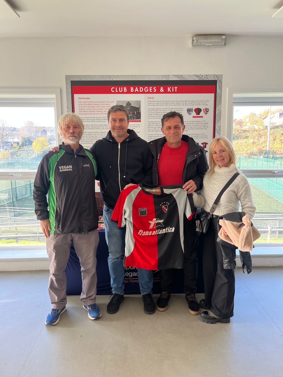 Newells_en's tweet photo. They were greeted in Kent by members of the @MedwaySport team led by Jon Rye and also Adrian Pope (@IsaacStatue), an amateur historian who brought the story of Isaac Newell to his home country after discovering Newell's Old Boys while travelling in Argentina. https://t.co/eymGPleeUG