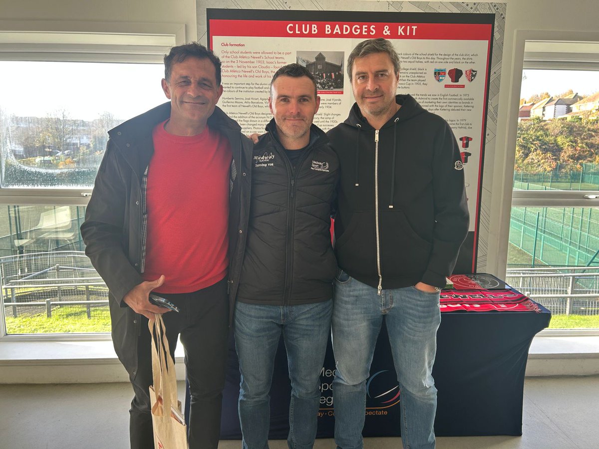 Newells_en's tweet photo. They were greeted in Kent by members of the @MedwaySport team led by Jon Rye and also Adrian Pope (@IsaacStatue), an amateur historian who brought the story of Isaac Newell to his home country after discovering Newell's Old Boys while travelling in Argentina. https://t.co/eymGPleeUG