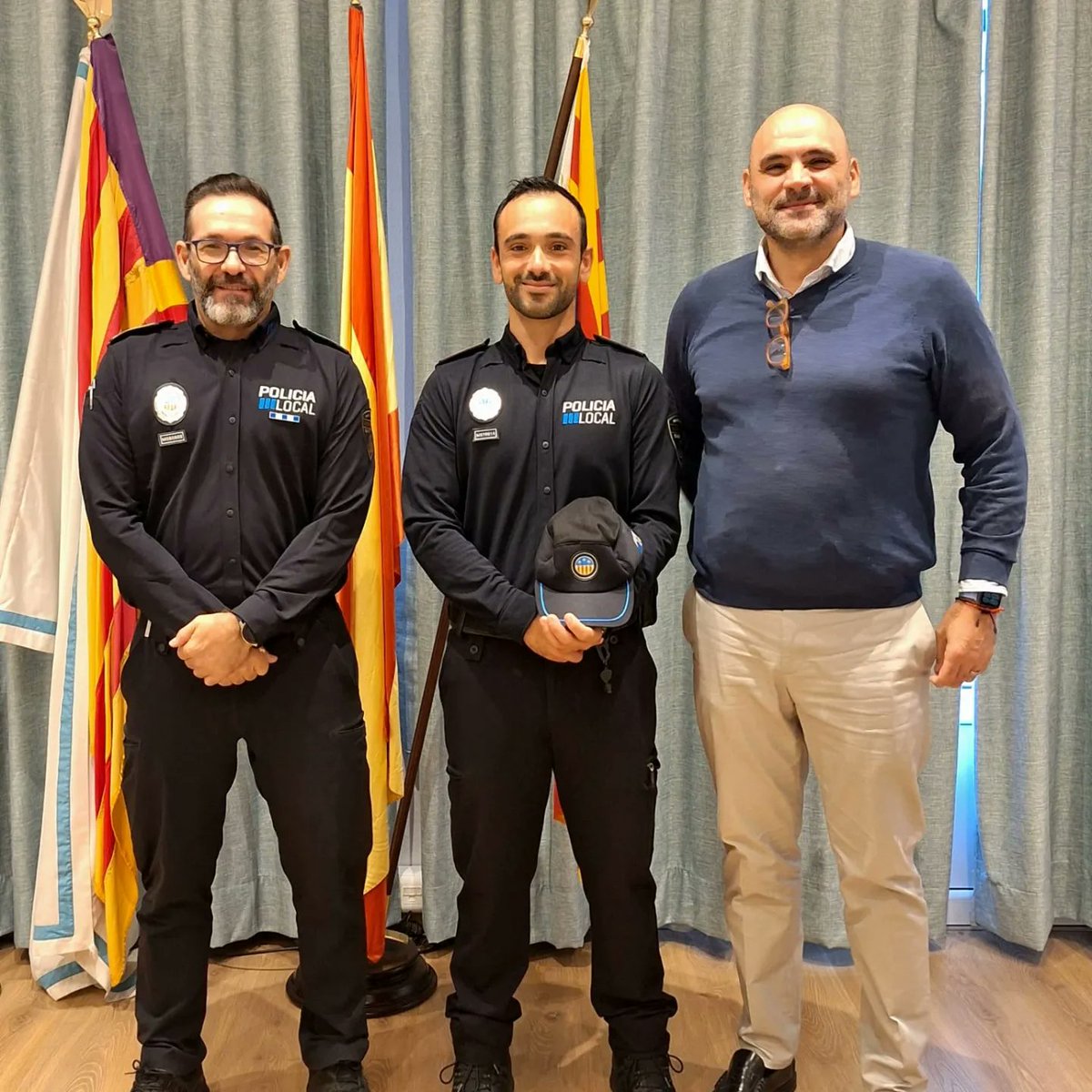 Molts contents de la nova incorporació d'un nou agent a la nostra plantilla de policia. Un lluïser treballant pels seus ciutadans. Encantats de tenir-te amb noltros. Bona feina Manuel Izquierdo.
#servei #policia #agent