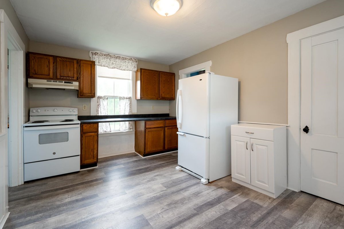 DowRealtyGroup's tweet photo. A large one bedroom apartment on the South Side of Dover. A covered side porch entrance from your offstreet parking leads to you eat-in kitchen with a Butlers pantry, electric stove &amp; dishwasher. Walk to your shared back yard from your back steps https://t.co/h05WRB12r1 https://t.co/34OXW53M8l