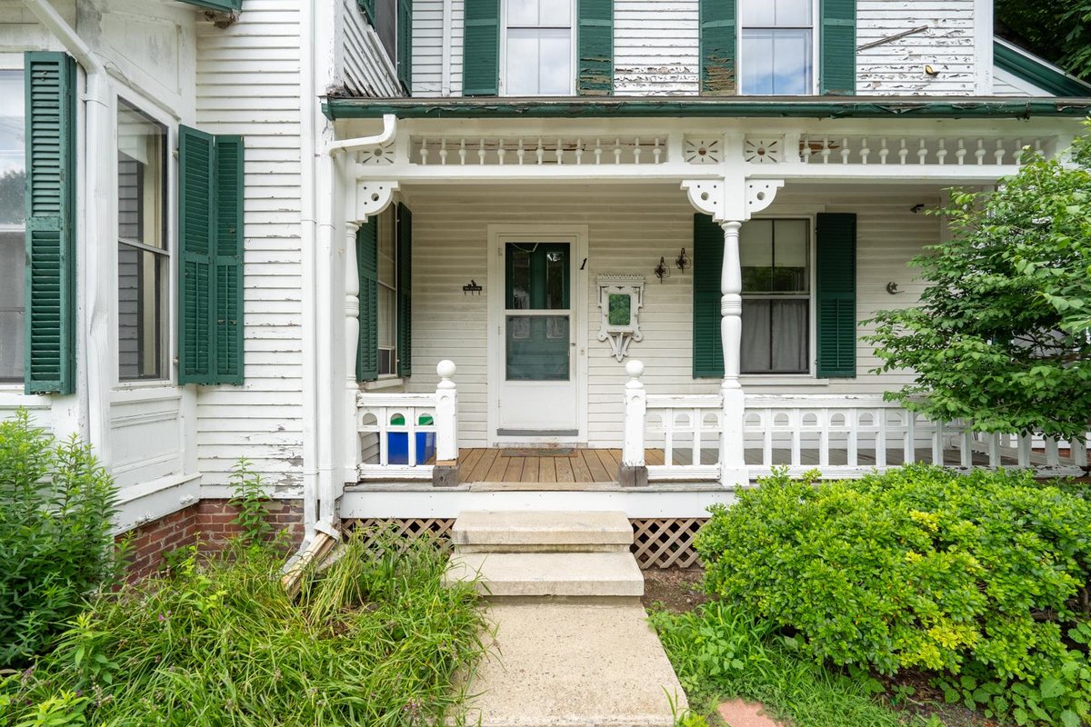 A large one bedroom apartment on the South Side of Dover. A covered side porch entrance from your offstreet parking leads to you eat-in kitchen with a Butlers pantry, electric stove &amp; dishwasher. Walk to your shared back yard from your back steps adamdow.com/listing/497358…