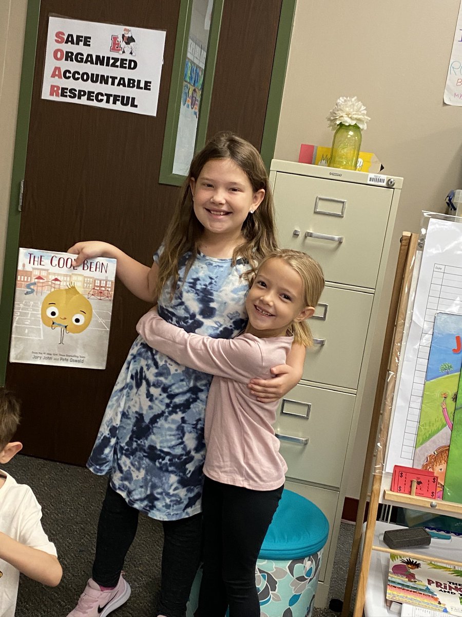 It is so sweet went students I’ve had in the past, pay their Earnie Bucks to read to my class ❤️🤍 #eseSOAR
HumbleISD_ESE