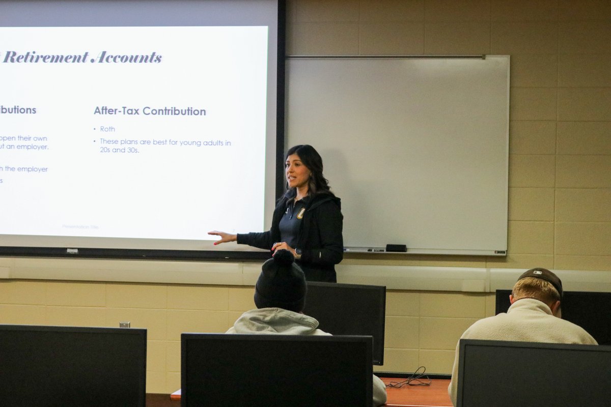 GCCCBroncbuster's tweet image. Alexis Saenz, Director of Human Resources/Payroll at GCCC, visited Dr. Ortega&apos;s Personal Finance class today. Students learned about health insurance and retirement accounts.

#COMMUNITYCollege
#FinanceClass💵
#ProducingPositiveContributors🎓