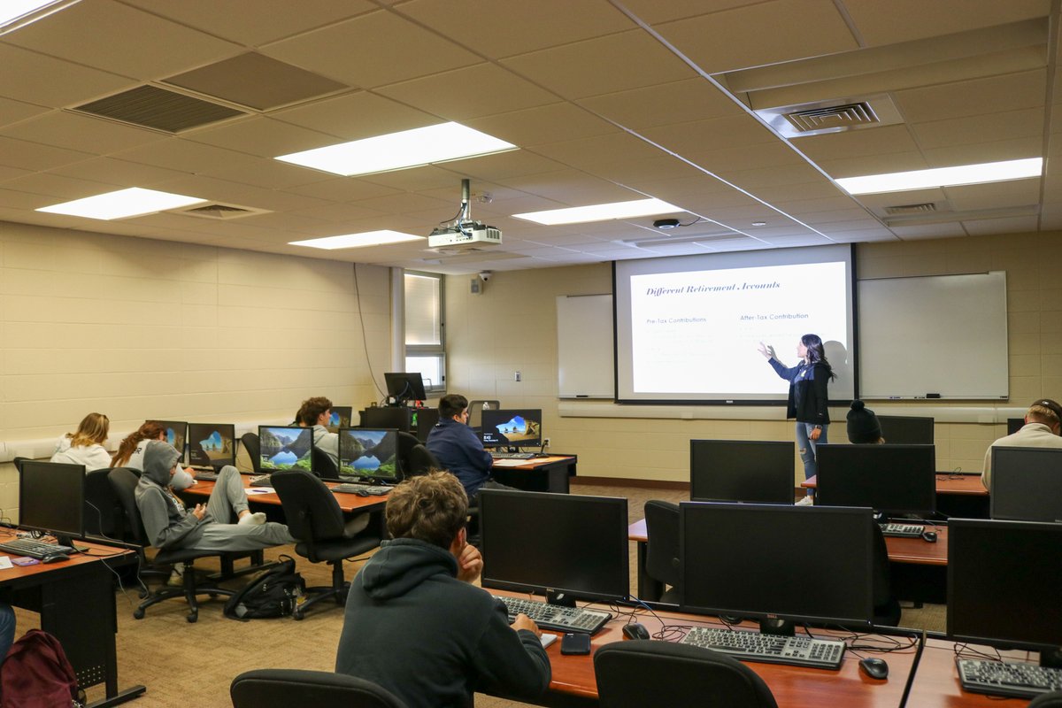 GCCCBroncbuster's tweet image. Alexis Saenz, Director of Human Resources/Payroll at GCCC, visited Dr. Ortega&apos;s Personal Finance class today. Students learned about health insurance and retirement accounts.

#COMMUNITYCollege
#FinanceClass💵
#ProducingPositiveContributors🎓