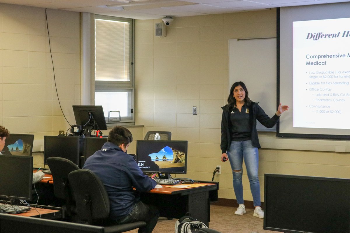 GCCCBroncbuster's tweet image. Alexis Saenz, Director of Human Resources/Payroll at GCCC, visited Dr. Ortega&apos;s Personal Finance class today. Students learned about health insurance and retirement accounts.

#COMMUNITYCollege
#FinanceClass💵
#ProducingPositiveContributors🎓