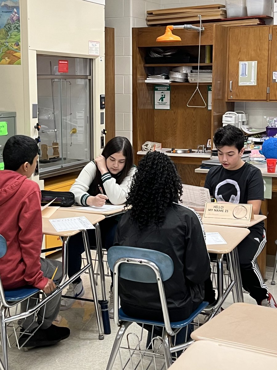 WhartonBPS's tweet photo. 8th grade students in Ms. MAC and Mrs. Harvey’s science class are reviewing parts of a cell through an activity called Organelle Speed Dating! https://t.co/SZdvF1i0zX