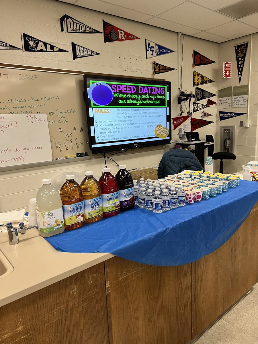WhartonBPS's tweet photo. 8th grade students in Ms. MAC and Mrs. Harvey’s science class are reviewing parts of a cell through an activity called Organelle Speed Dating! https://t.co/SZdvF1i0zX