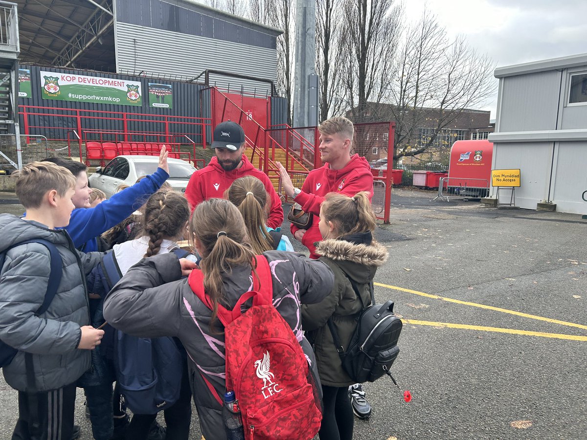 YsgolDerwenfa's tweet photo. BEST DAY EVER! Thank you so much to the @Wrexham_AFC players who took the time to meet our year 5&amp;6 pupils this afternoon! Gutted we didn’t get to meet @VancityReynolds or @RMcElhenney but you’re always welcome to visit us at Derwenfa!! ⚽️🏴󠁧󠁢󠁷󠁬󠁳󠁿 https://t.co/A4K6XC8cIa