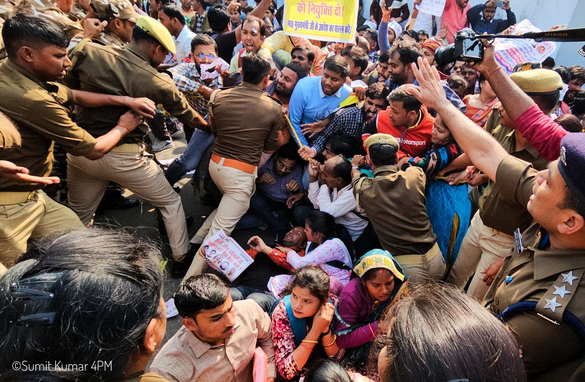युवा सड़कों पर है
मंत्री जी स्माइल कर रहे हैं।

सब चंगा सी🙃