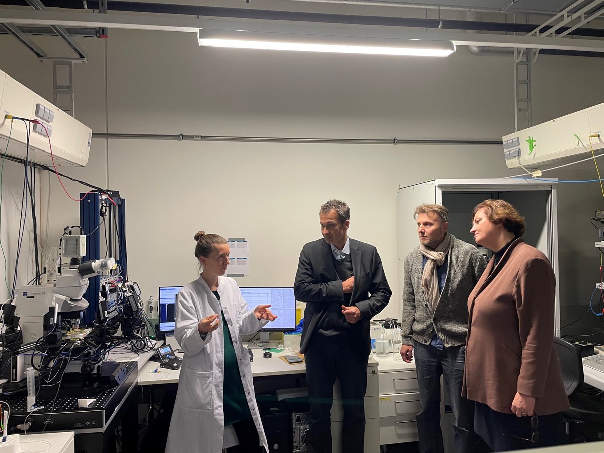 Honored to present our #research to #Berlin Senator for #Science, Dr. Ina Czyborra @CzyIna @SenWGP, who visited NeuroCure @ChariteBerlin today. We are looking forward to future cooperations! NC thanks the Senator for her time and visit! #neuroscience #BerlinUAlliance