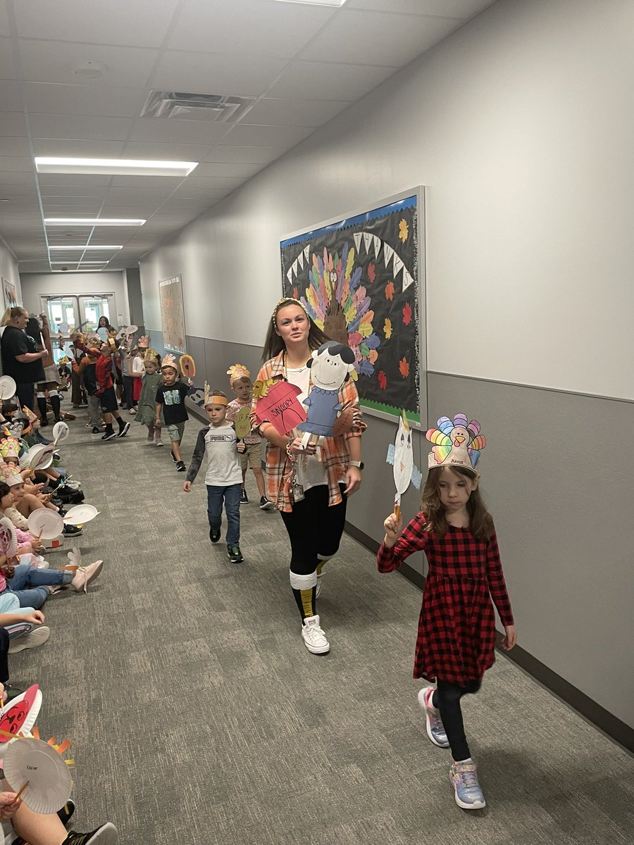 cfisdmcgown's tweet photo. Kindergarten Owls we’re excited to participate in the annual kindergarten balloon parade for Thanksgiving.  So many creative balloons were waving in the air!  #OwlAboutTheBest https://t.co/YJSG1Ss9qX