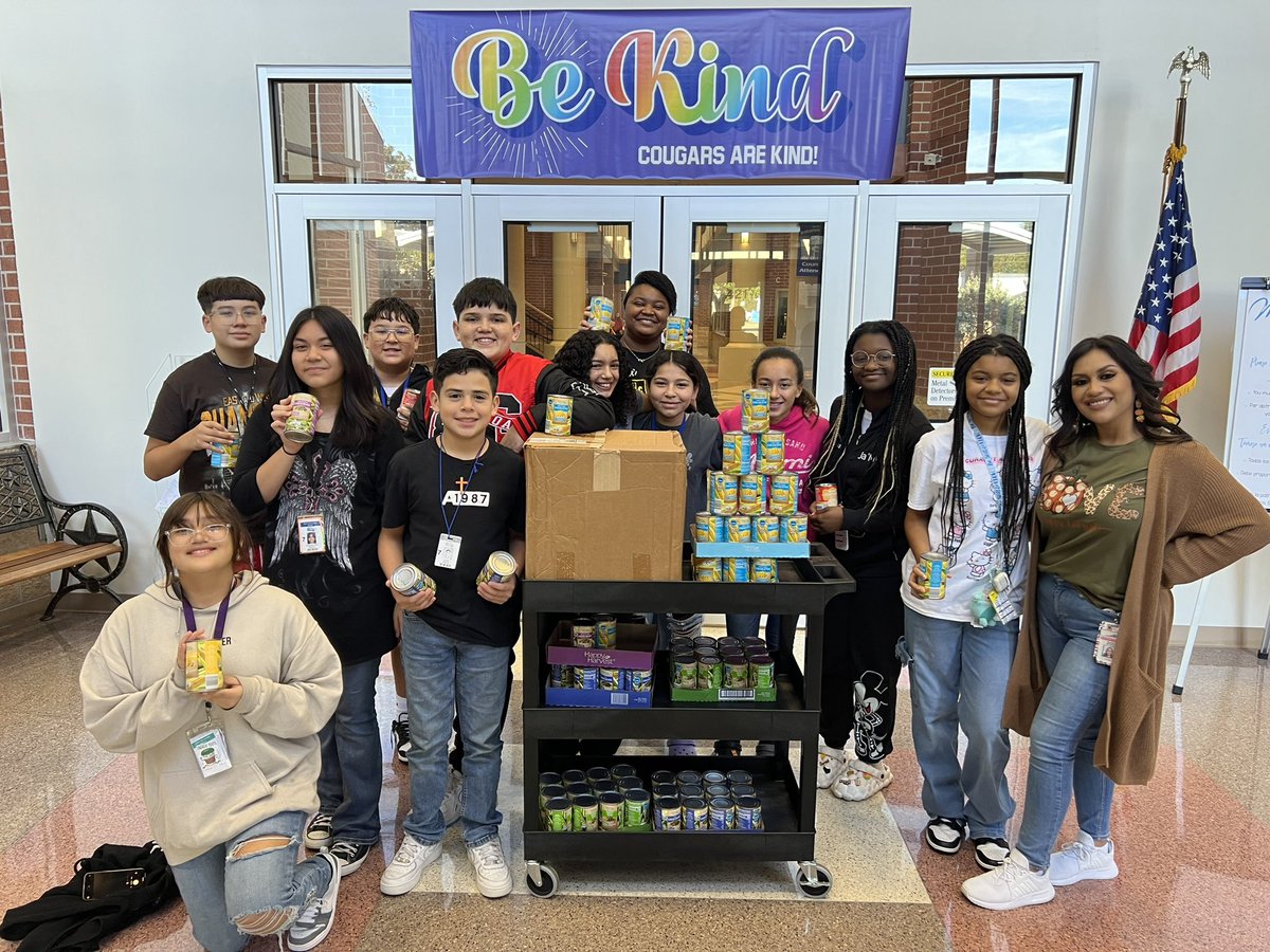 KRamirezCIS's tweet photo. STUCO food drive #StudentLeaders @CISCougars @StucoWithMsS https://t.co/mc2JSgkrDH