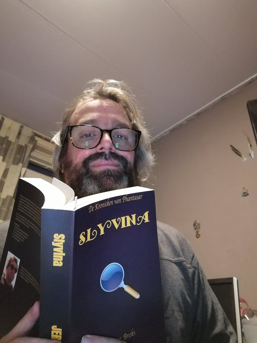 BroksTricky's tweet photo. Ik heb hem hoor. De #proefdruk van Slyvina.
Ik moet nog wel uitzoeken waarom de cover zo donker is (de achtergrond had rood moeten zijn, maar dit kan ermee door) en ik heb nog wel het hele boek door te spitten om er echt zeker van te zijn dat alle fouten eruit zijn. https://t.co/Z3X6yAyc61
