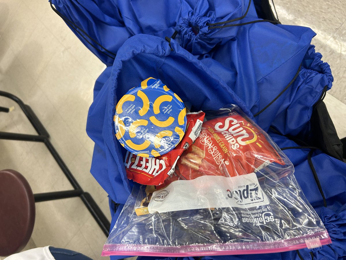 TAG_STEMyes's tweet image. Thanks @OperationFeed for donating monthly food  bags to our @APSHAES students. We 🙌🏽your generosity! 🎁🎉@CrystalJanuary @Ryan_Free19 @APSPartnerships @apsupdate