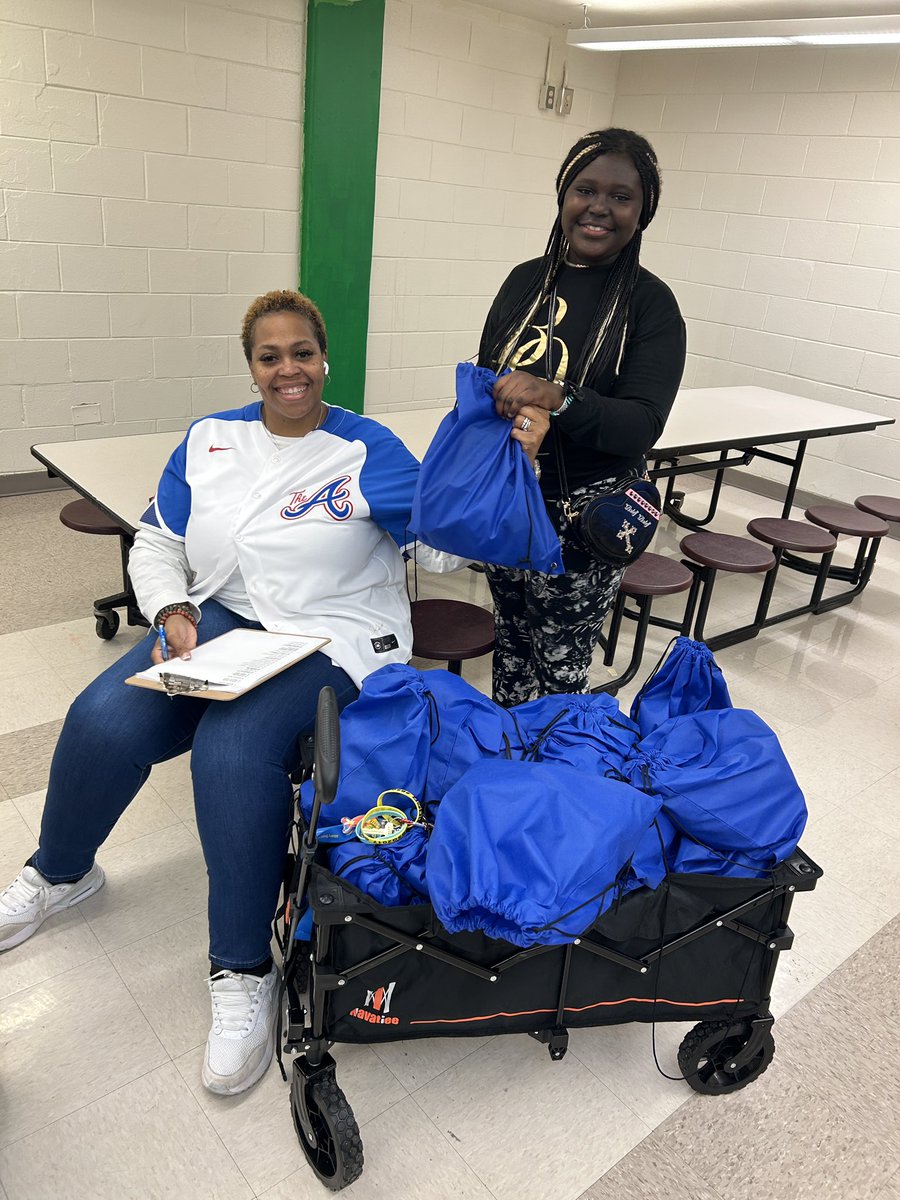 TAG_STEMyes's tweet image. Thanks @OperationFeed for donating monthly food  bags to our @APSHAES students. We 🙌🏽your generosity! 🎁🎉@CrystalJanuary @Ryan_Free19 @APSPartnerships @apsupdate