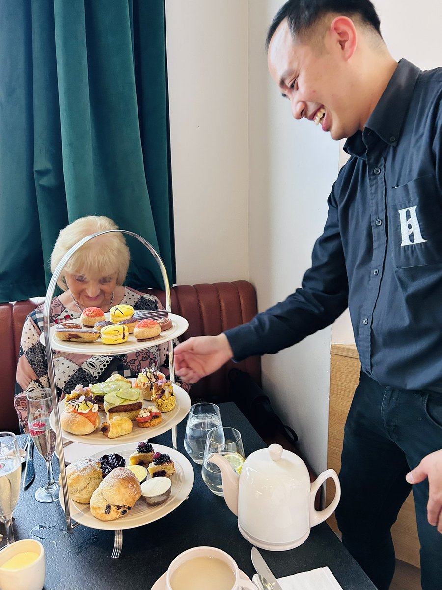 SportyNeesy's tweet photo. Absolutely delicious #AfternoonTea @Haslem_Hotel with my mum Sabina. Great service &amp; atmosphere too ☕️ @LisburnChamber @lisburnccc 😊❤️ https://t.co/SYoHBKr78m