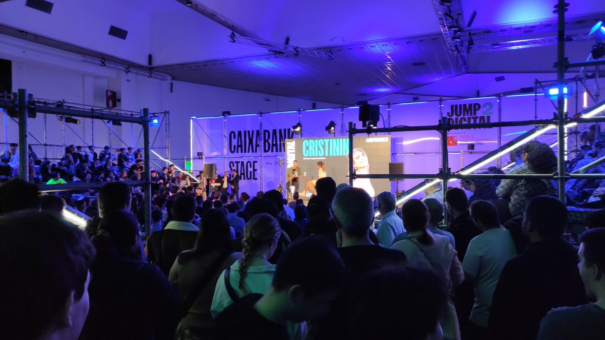 Fira Montjuïc acull el #jump2digital23. El saló perquè els joves trobin sortides laborals en l'àmbit tecnològic. La intervenció de l'streamer Crisitinini omple l'auditori