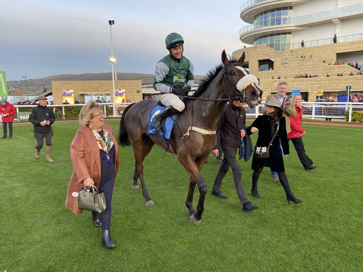 A 100th winner for owner Janet Davies as Minella Missile causes a shock in the Grade 2 Trustatrader Novices’ Hurdle