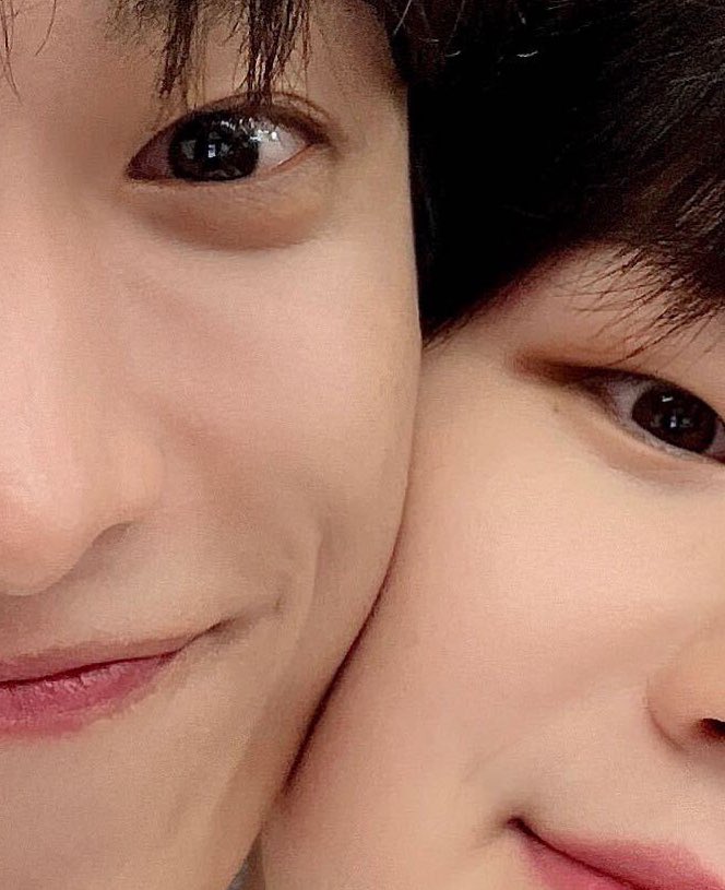 do0kyeom's tweet photo. one year since the cutest seokhoon photo! cheeky babies 🤏 https://t.co/vl4zEAZZj8