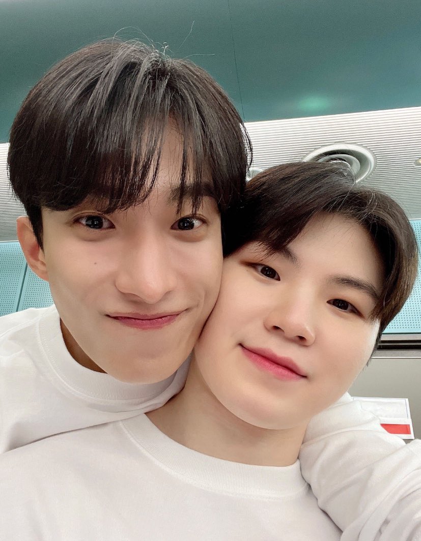 do0kyeom's tweet photo. one year since the cutest seokhoon photo! cheeky babies 🤏 https://t.co/vl4zEAZZj8