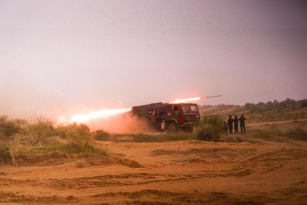 IaSouthern's tweet image. Ex #AgniPrahar, breath-taking display of devastating fire power &amp;amp; manoeuver by #SudarshanChakraCorps witnessed by #ArmyCdr Showcased potent long range weapon sys, Niche Tech &amp;amp; Might of Strike21

AGRASAR-AAKRAMAK-VIJAYEE

#AtmaNirbharta 
#AgnibaazDivision 
@adgpi