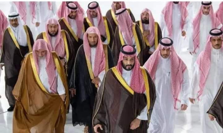 हुज़ूर ﷺ ने फरमाया;
और फिर वो (दज्जाल) मदीना के बहार एक विराने में उतरेगा और मदीना तीन ज़लज़लों से हिल जाएगा तो उसके तमाम मुनाफ़िक़ और का'फिर (जिनके अकीदे कुफ्ररिया होंगे) मदीने से भाग कर दज्जाल की तरफ़ चले जाएंगे!
(सही बुखारी 2943 📕) 
#GazaGenocide