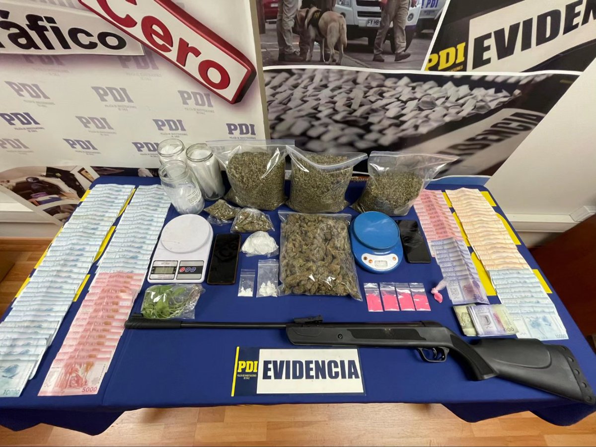 ⚠️Detenidos por tráfico de drogas 🚨

Gracias a la acción coordinada de la Policía de Investigaciones y la Fiscalía de Alta Complejidad y Crimen Organizado Oriente, se materializó ayer una orden judicial de entrada y registro de un inmueble ubicado en nuestra comuna.

En la