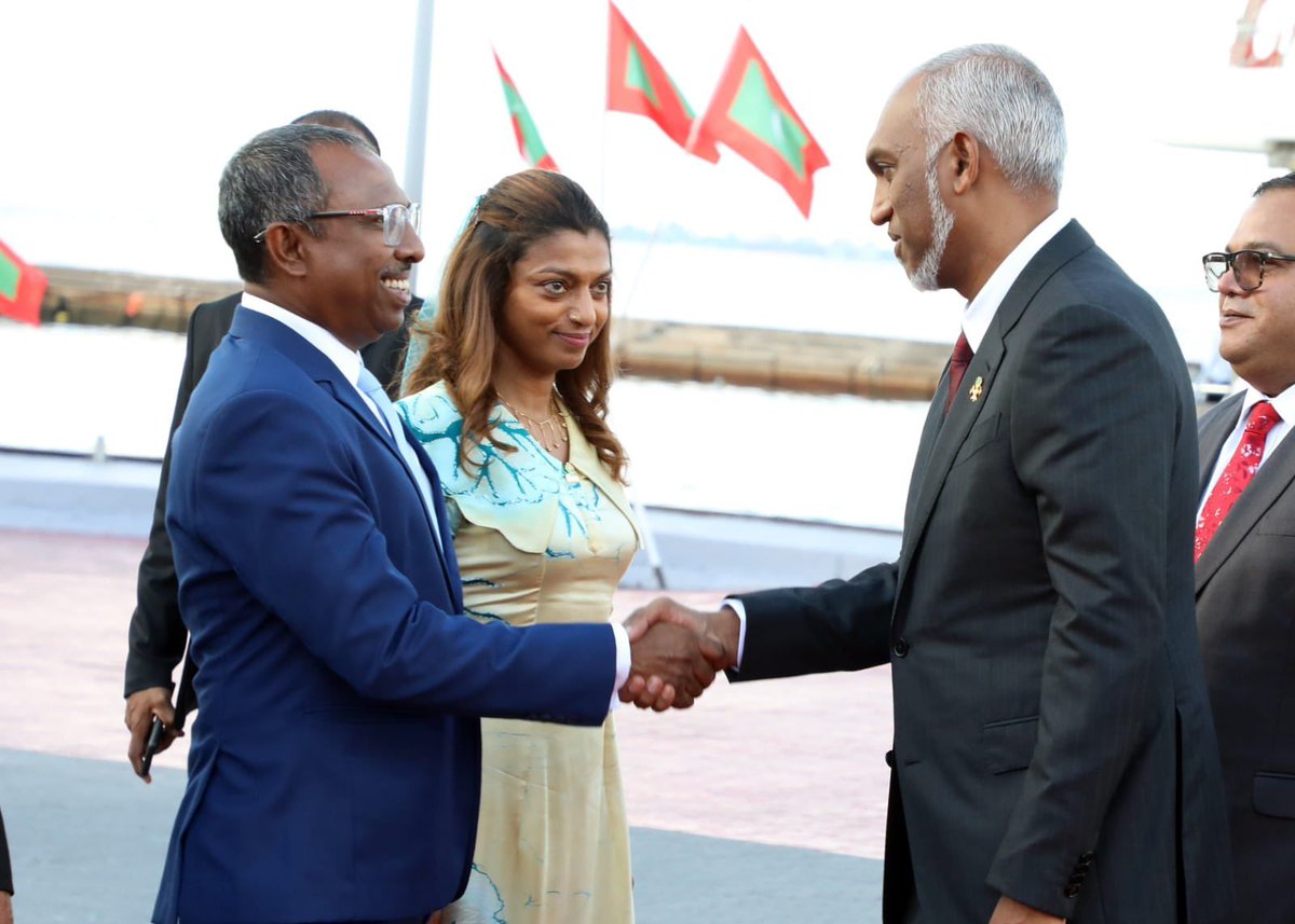 މަރުހަބާ އައު ރައީސުލްޖުމްހޫރިއްޔާ <a href="/MMuizzu/">Dr Mohamed Muizzu</a> 

ކަންކަން ރަނގަޅުވާނެކަމަށް އުންމީދުކުރަން. 

އެއްފަރާތު އަރިމަތީގައި ބައިންދަވައިގެން، ނިމިދިޔަ 

ސަރުކާރާގުޅޭގޮތުން ރައީސުލްޖުމްހޫރިއްޔާ ތިޔަ ވިދާޅުވީ 

ގައުމެއް ހަލާކުކޮށް ސުންނާފަތި ކޮށްލާފައޭ އެދިޔައީ !