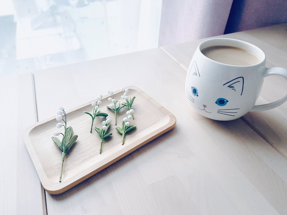 MJCs_FR's tweet image. ✨鈴蘭花微型鉤針✨
✨Lily of the valley tiny crochet ✨
訂單製作紀錄
平常都是使用DMC#80號蕾絲線，
這次因為希望可以滿足客人的需求，換成把DMC#25號刺繡線其中的一股絲線（一束線是由六股絲線組成）抽出來編織
順利把花縮的更小（約5.5-6公分）
OB11或是小寵尺寸的娃娃拿著非常適合♡´･ᴗ･`♡