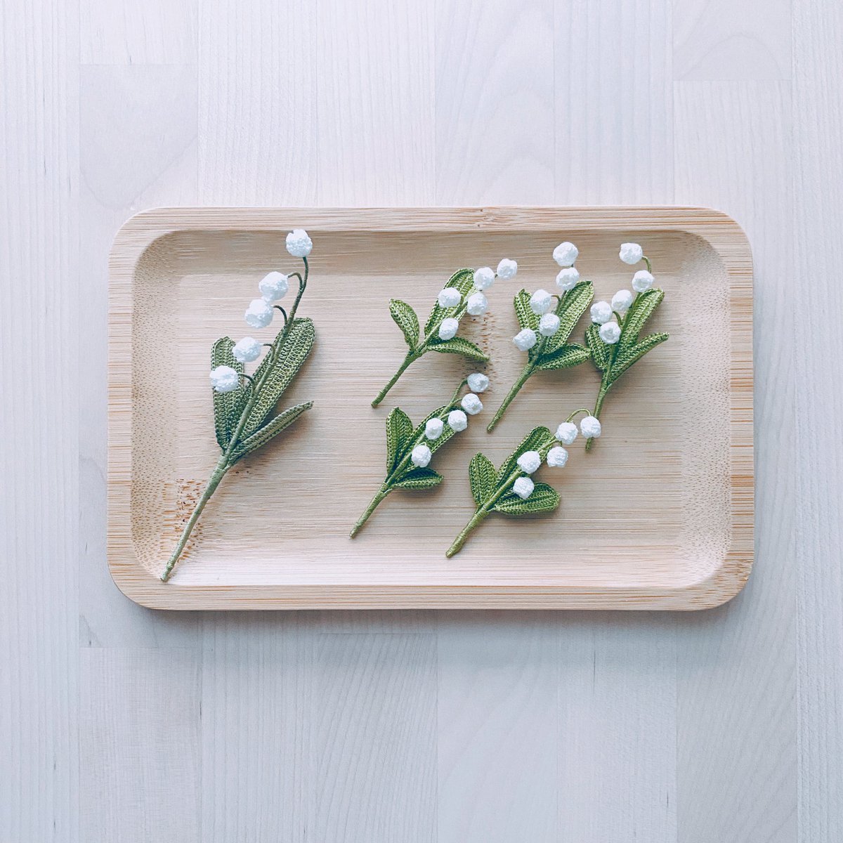 MJCs_FR's tweet image. ✨鈴蘭花微型鉤針✨
✨Lily of the valley tiny crochet ✨
訂單製作紀錄
平常都是使用DMC#80號蕾絲線，
這次因為希望可以滿足客人的需求，換成把DMC#25號刺繡線其中的一股絲線（一束線是由六股絲線組成）抽出來編織
順利把花縮的更小（約5.5-6公分）
OB11或是小寵尺寸的娃娃拿著非常適合♡´･ᴗ･`♡