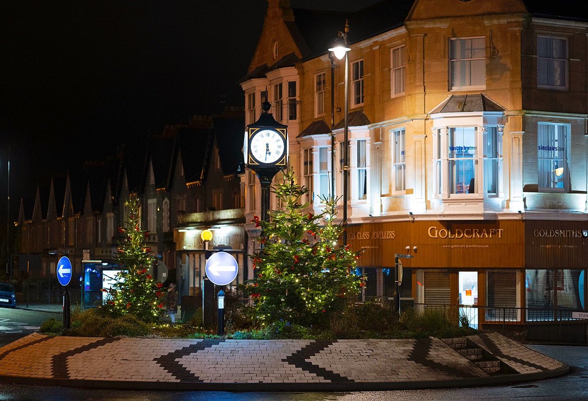 Penarth’s annual Christmas Light Switch On takes place this Sunday 19 November📷 Enjoy festive fun with live music, street theatre, rides, stalls, crafts, food & drink 📷📷 The fun starts at 3pm and the lights will be switched on at 6pm, by Owain Wyn Evans! #visitthevale