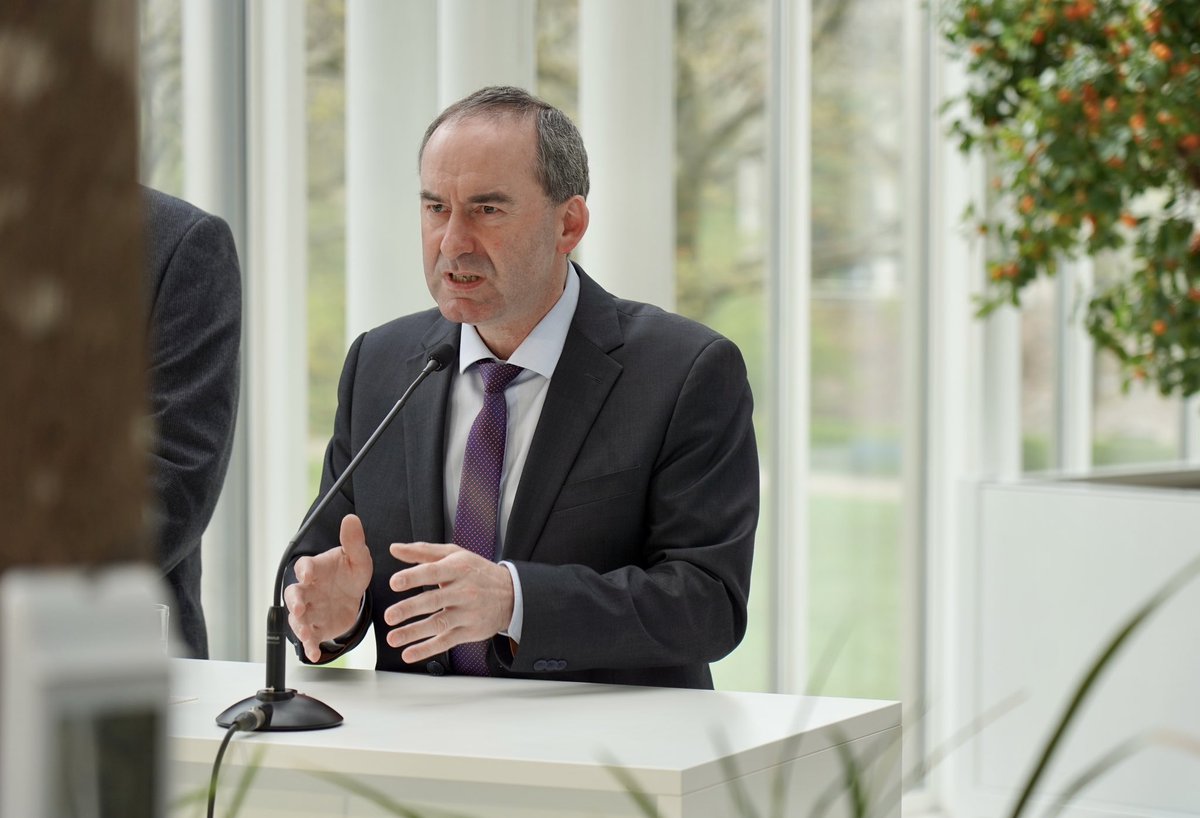 Wirtschaftsminister <a href="/HubertAiwanger/">Hubert Aiwanger</a> kritisiert die #Mwst-Erhöhung der #Bundesregierung auf Speisen:

💬 „Das ist ein absolutes Desaster, für die #Gastronomie, Zulieferer und die gesamte Gesellschaft.“

❓Was meint ihr?