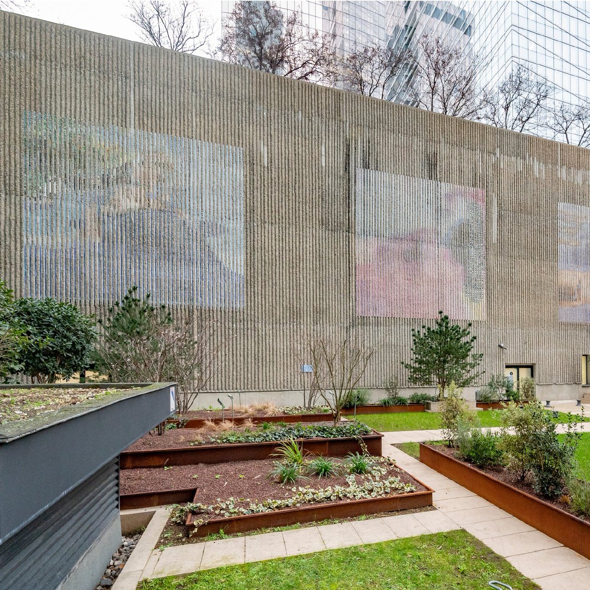 🏙️ Hugo Servanin a imaginé une œuvre monumentale au pied de la Tour CB21 à <a href="/VilleCourbevoie/">Ville de Courbevoie</a>, pour une commande de <a href="/covivio_/">Covivio</a> dans le cadre du programme #1immeuble1oeuvre. « Objet 10 » dévoile un univers abstrait, parallèle, dans lequel se rencontrent humain, nature et technologie.