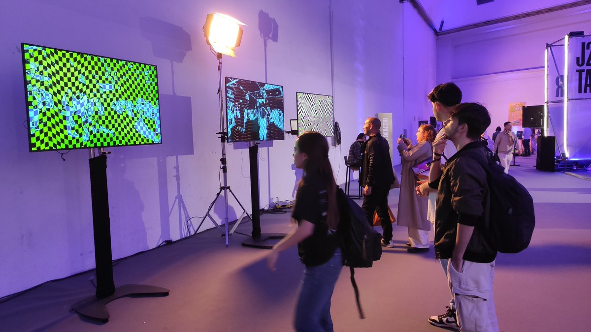 Avui he passejat pel saló #jump2digital23 Avui al Catalunya Nit de <a href="/CatalunyaRadio/">Catalunya Ràdio</a> sentireu els testimonis de joves que busquen feina a l'àmbit de la tecnologia