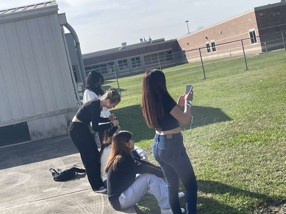 endeavoreagles's tweet photo. Activity Fri-Yay: students were able to enjoy the beautiful day or stay inside and get some @comfort_dogs Nugget kisses! @ChannelviewISD https://t.co/GOzKjdedUn